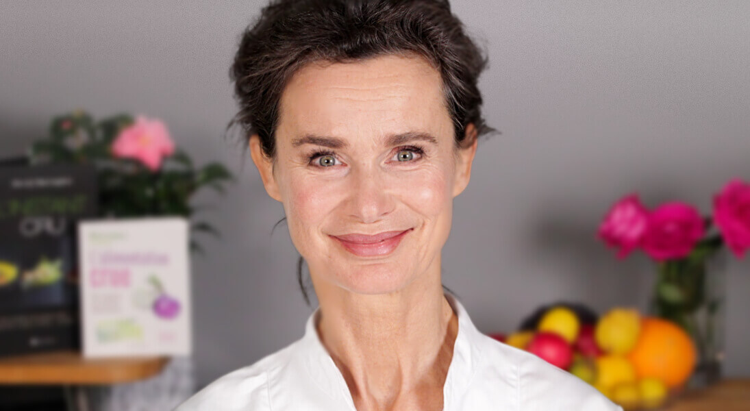 Marie-Sophie LNatuRawChef Marie-Sophie L est naturopathe depuis trente ans et formée à la raw food (alimentation crue) en Californie dans les plus grandes écoles de cuisine, dont The Living Light Culinary Institute.
Elle initie à la découverte de sa gastronomie crue lors de dégustations sensorielles et en enseigne les principes. Elle propose des programmes de formation en ligne sur son site www.linstantcru.com et forme également les professionnels de la restauration, notamment de la haute cuisine.